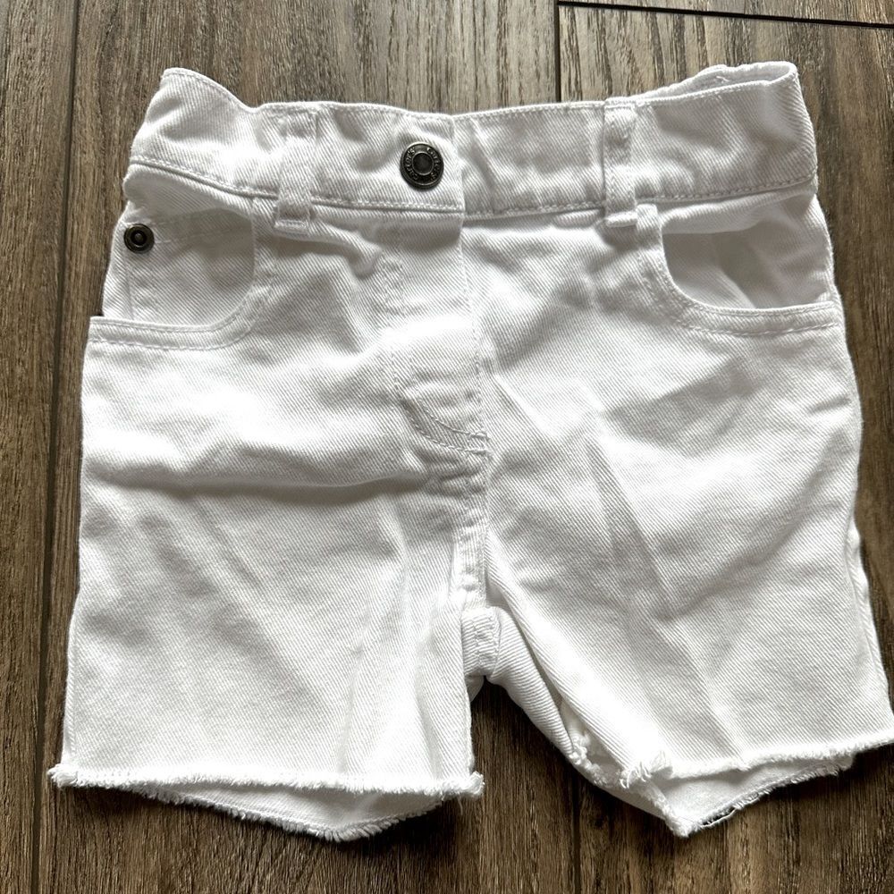 Carter’s Toddler Girls White Shorts || size 24 months